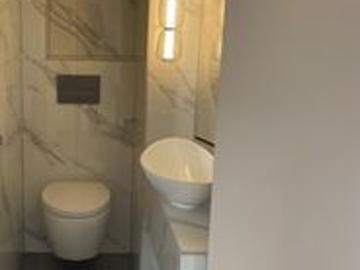 Großzügige, frisch sanierte 2 Zimmer Wohnung mit Loggia und Blick ins Grüne