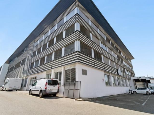 Grosszügige Gewerbefläche und Büros in Schlieren zu vermieten