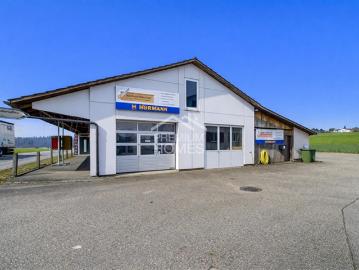 Grosszügige Gewerbeliegenschaft mit Wohnhaus
