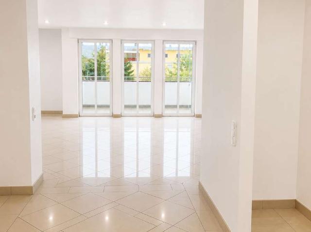 Großzügige, helle 4 Zimmer Wohnung mit Balkon und EBK mitten in der Wüste