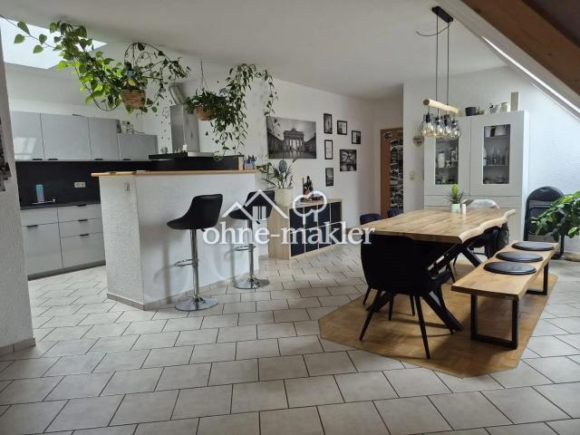 Großzügige, helle 4 Zimmerwohnung mit Balkon, Kamin und Stellplätzen Niedrigenergiebauweise