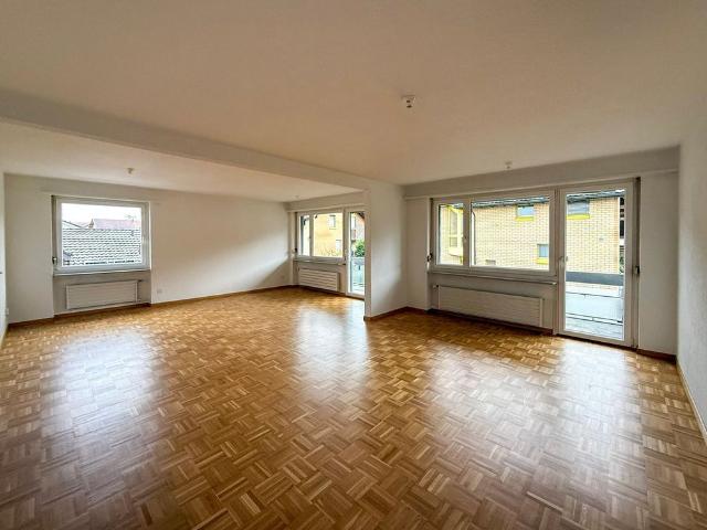 Grosszügige helle 6 Zimmer Wohnung mit Balkon und Seesicht in Pfäffikon SZ