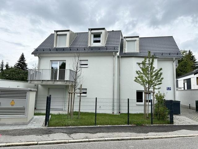 Großzügige, helle 2 Zimmer DG Wohnung