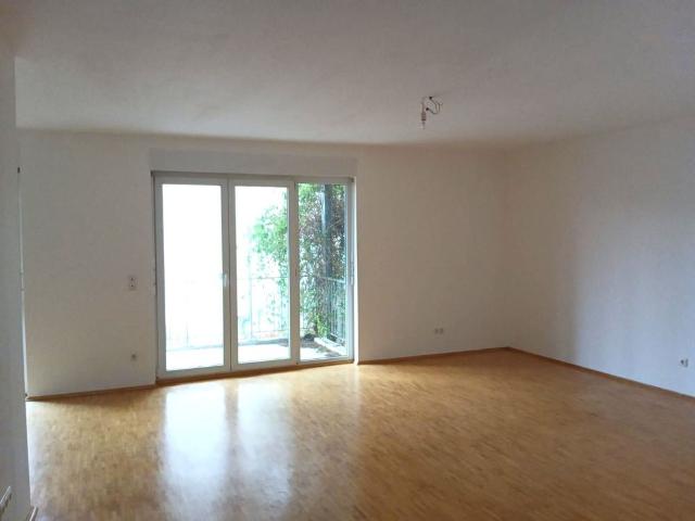großzügige helle 2 Zimmerwohnung