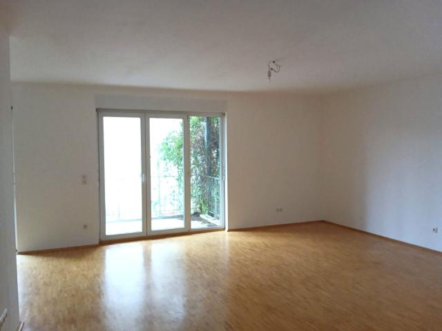großzügige helle 2 Zimmerwohnung