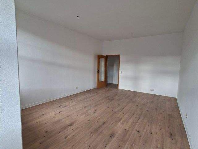 Großzügige, helle 3 Raum Wohnung mit Erweiterungsmöglichkeit um eine zusätzliche 1 Raum Wohnung – zentral am Marktplatz in Hartenstein
