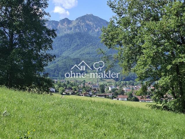 Großzügige, helle 3 Zimmer Wohnung, 1. OG mit Balkon, sehr zentral