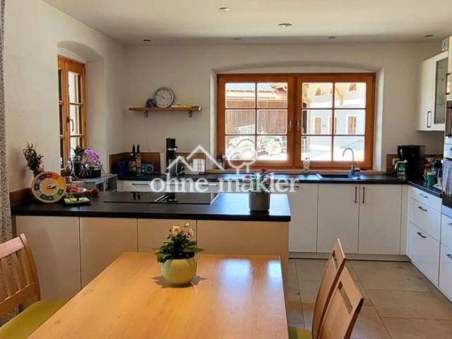 Großzügige, helle 3 Zimmer Wohnung, 1. OG mit Balkon, sehr zentral