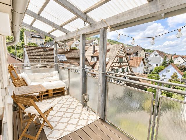 Großzügige, helle und gepflegte 4 Zi. Wohnung im DG * TL Bad * EBK * toller Balkon!