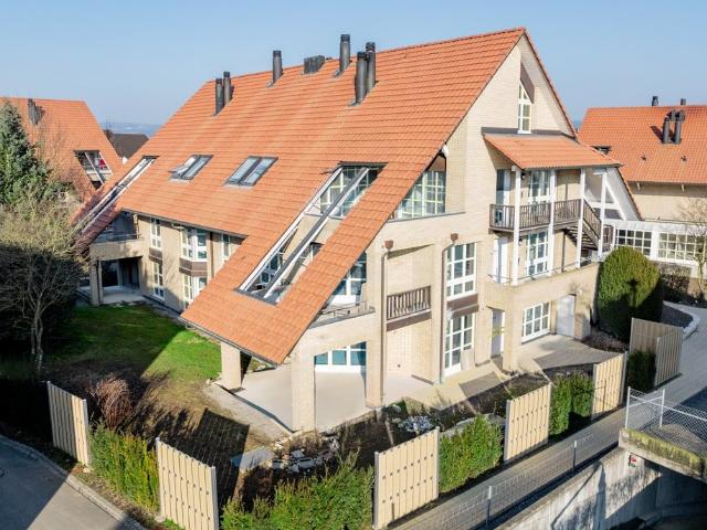 GROSSZÜGIGE HELLE WOHNUNG FRISCH SANIERT