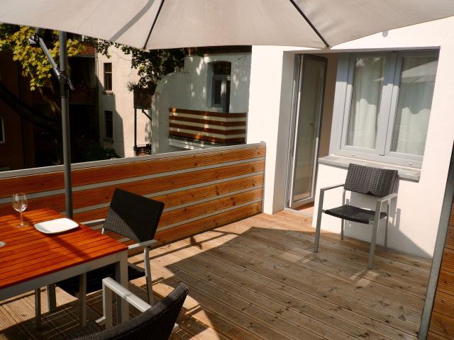 großzügige, helle Altbauwohnung mit Südterrasse, wöchentlicher Wäsche und Reinigungsservice, Koln Amsterdam Apartments for Rent