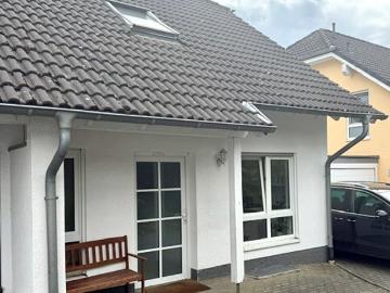 Großzügige, helle Doppelhaushälfte mit Garage in bevorzugter Wohnlage mit Blick ins Grüne
