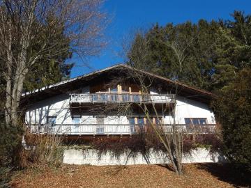 GROSSZÜGIGE LANDVILLA IN AUSSICHTSLAGE!