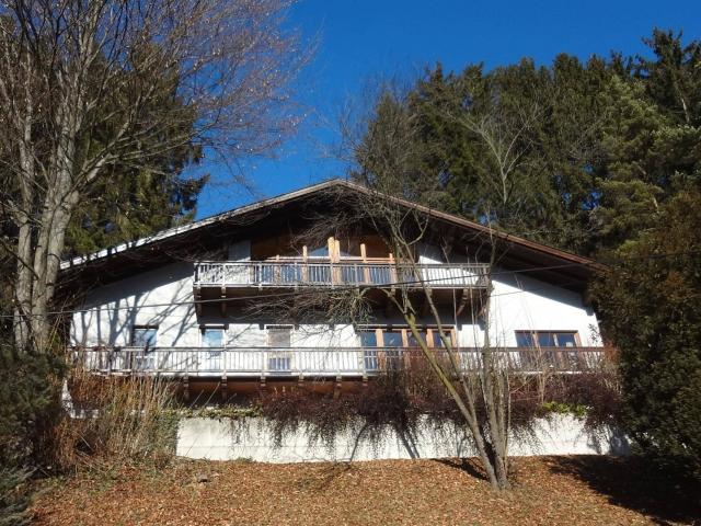GROSSZÜGIGE LANDVILLA IN AUSSICHTSLAGE!