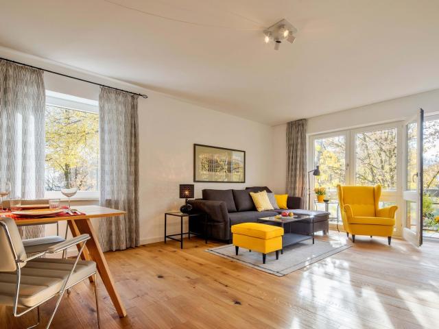 Großzügige, lichtdurchflutete 2 Zimmer Wohnung, voll möbliert, in Bestlage München Harlaching