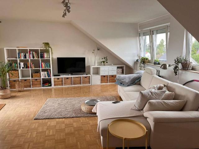 Großzügige, lichtdurchflutete Dachgeschosswohnung mit Dachterrasse