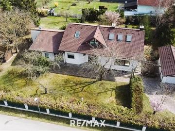 Großzügige Liegenschaft | attraktives Einfamilienhaus mit Galerie|1.706 m² Grundstück | 2 Garagen!