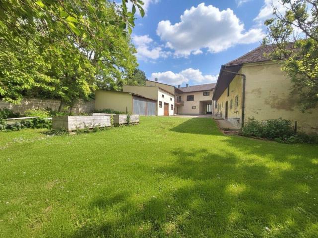 Großzügige Liegenschaft auf 4.361 m² Bauland – zwei Wohneinheiten, großer Garten, Nebengebäude und idyllischer Innenhof