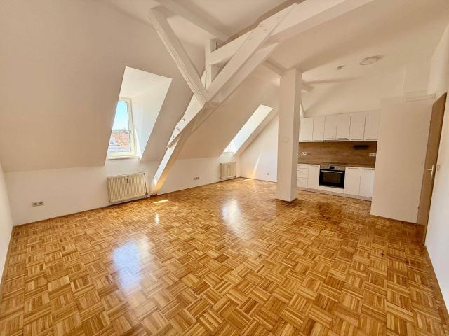 Großzügige 3 Zimmer Dachgeschosswohnung mit besonderem Charme