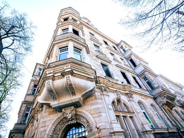 Großzügige, möblierte Altbauwohnung mit Balkon und Wintergarten im Waldstraßenviertel
