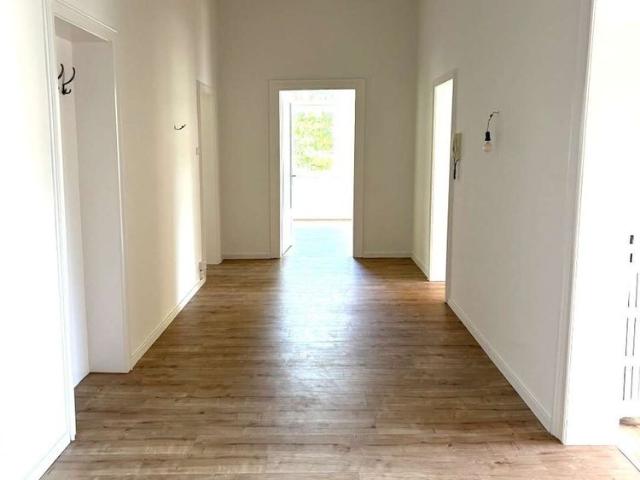 Altbauwohnung im Zentrum ! Frisch renoviert, großzügig und modernisierte 4 Zimmer