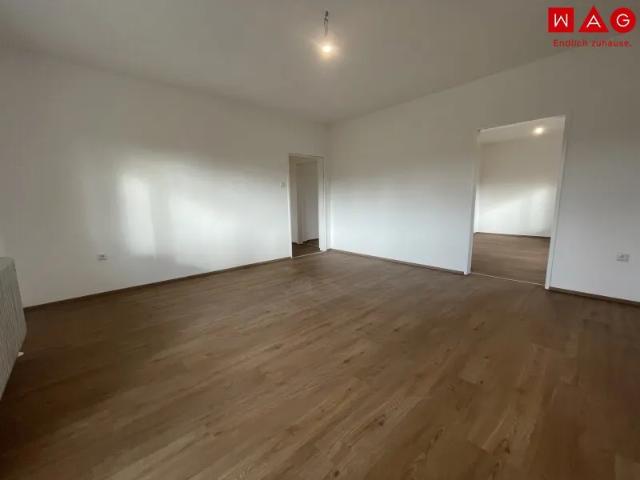 Großzügige, neu sanierte 3 Zimmer Wohnung