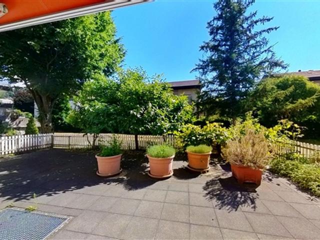 Grosszügige Parterre Wohnung mit Terrasse