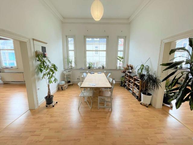Großzügige renovierte 3 Zimmer Wohnung mit 118 m² & Einbauküche