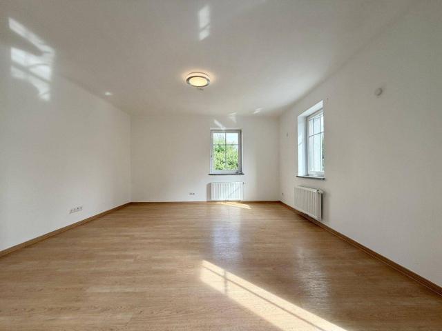 GROSSZÜGIGE, RENOVIERTE 4 ZIMMER WOHNUNG IM ZWEIFAMILIENHAUS!