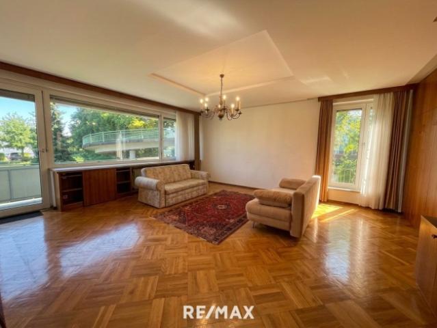 Großzügige, renovierungsbedürftige 4,5 Zimmer Wohnung mit Loggia in Top Lage in St. Martin