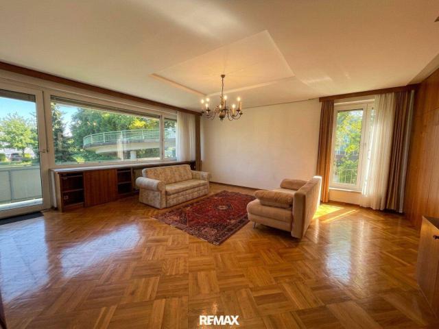 Großzügige, renovierungsbedürftige 4,5 Zimmer Wohnung mit Loggia in Top Lage in St. Martin