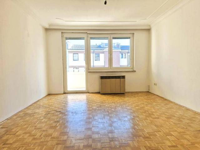 Großzügige, ruhig gelegene 3 Zimmer Wohnung mit Loggia in Linz, Scharitzerstraße, Küche möbliert, WG geeignet!