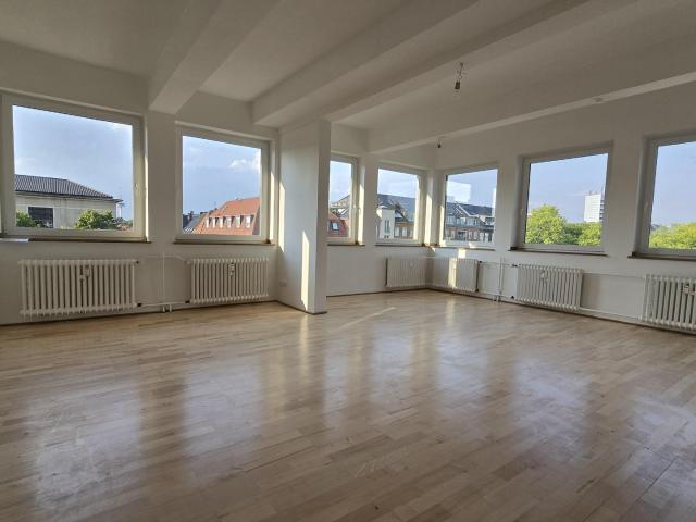 Großzügige sanierte 5 Zimmer Etagenwohnung in Rüttenscheid mit Balkon, Gäste Bad, Aufzug, 4. OG