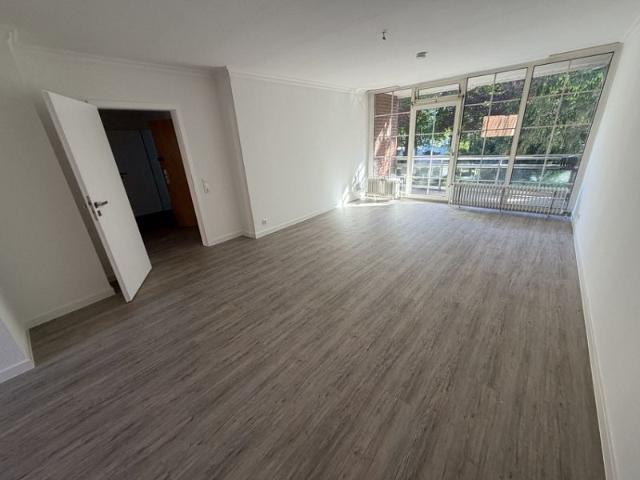 Großzügige, sanierte 2,5 Zimmer Wohnung mit Loggia in zentraler Lage