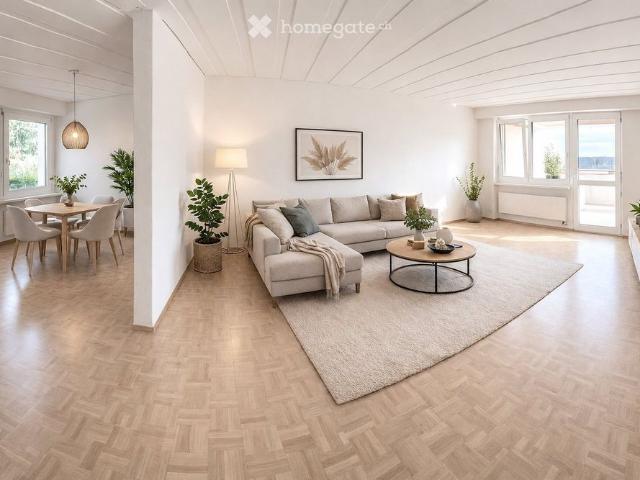 Grosszügige, sanierte 2.5 Zi Wohnung mit See und Bergsicht