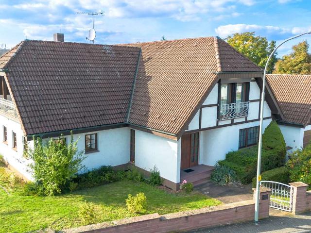 Großzügige Stadtvilla / EFH in attraktiver Eckstraßenlage