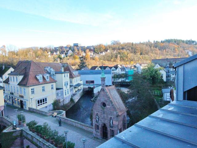 Großzügige Stadtwohnung mit Aufzug und Balkon