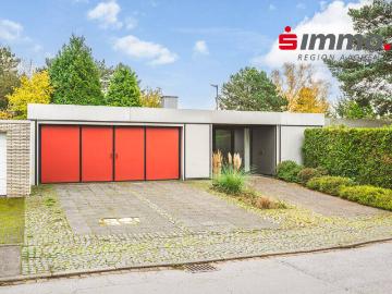 Großzügiger Bungalow mit Doppelgarage und Schwimmbad in beliebter, ruhiger Anliegerstraße