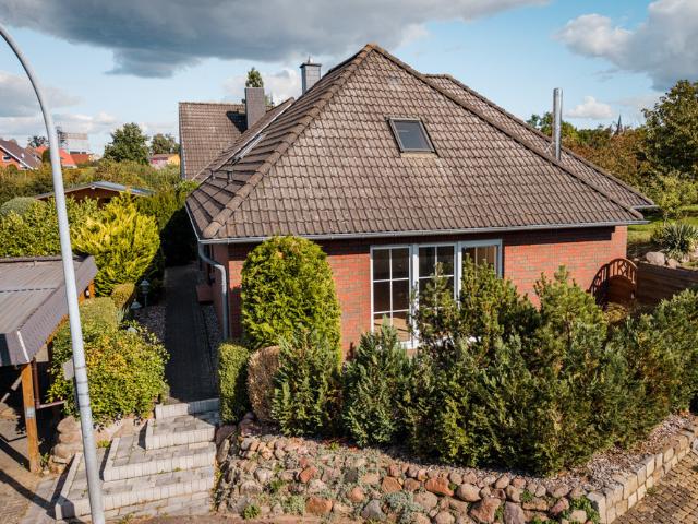 Großzügiger Bungalow mit Kamin und sonnigem Garten voller Obstbäume