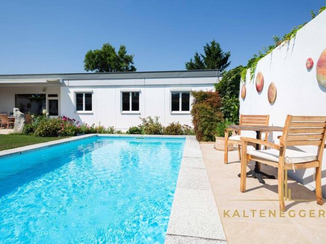 Großzügiger Bungalow mit Pool, hochwertig ausgebautem Untergeschoß und bemerkenswerter Energieeffizienz in der Südstadt