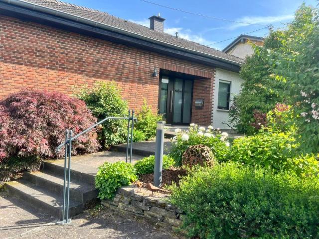 Großzügiger Bungalow mit 180 m2 + Keller und 917 m2 Grundstück