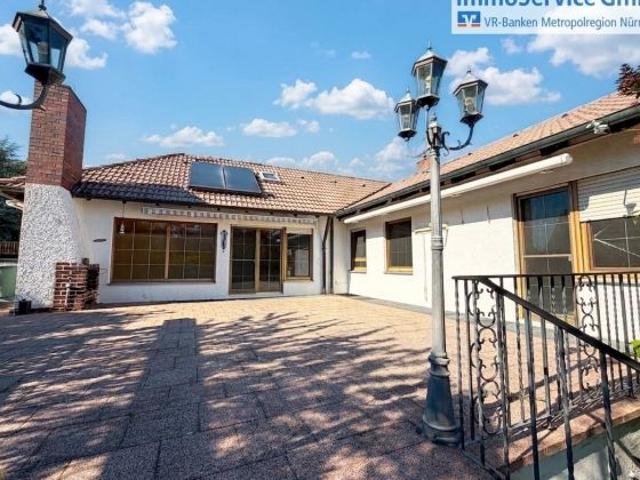 Großzügiger Bungalow, vollunterkellert mit parkähnlichem Grundstück und Doppelgarage