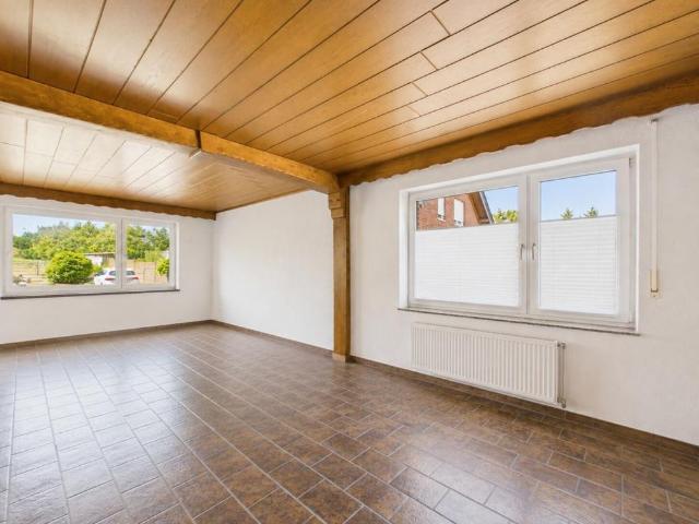 Großzügiger Bungalow zur Miete in Schierwaldenrath – großer Garten & vielseitige Nebenflächen!