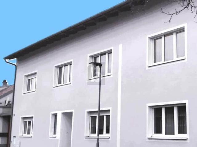 GROSSZÜGIGER FAMILIENHIT FÜNF SCHLAFZIMMER BALKON UND KLEINER GARTEN