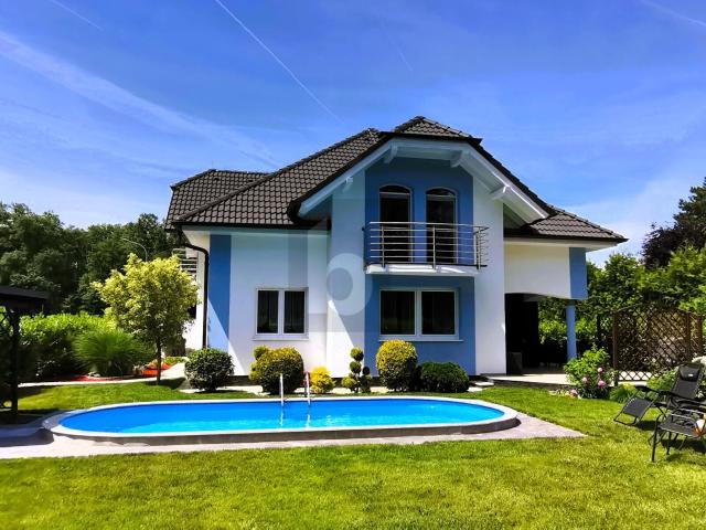 GROSSZÜGIGER FAMILIENHIT MIT GARTEN UND POOL
