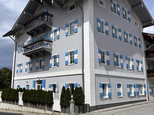 Großzügiger Wohnbereich, 50 m² Dachterrasse und Bergblick – Wohnen in Aschau