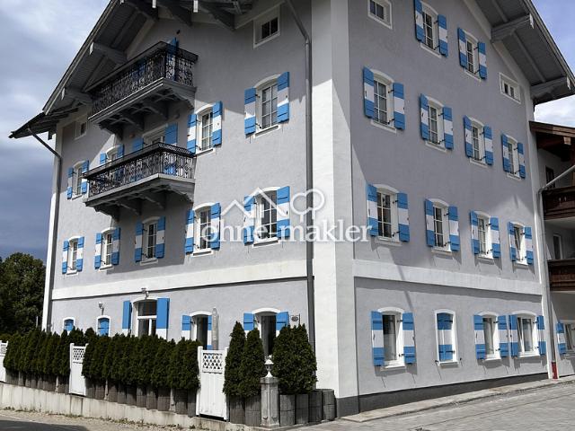 Großzügiger Wohnbereich, 50 m² Dachterrasse und Bergblick – Wohnen in Aschau