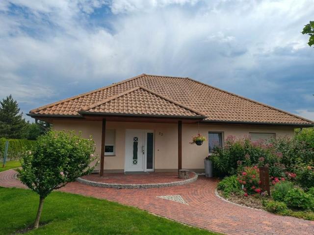 Großzügiger Winkelbungalow mit Pool, Doppelcarport & Traumgarten