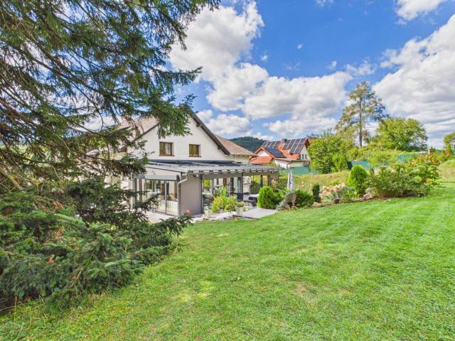 Großzügiges 11 Zimmer Zweifamilienhaus mit Wintergarten und 2 Garagen | 2851 Krumbach