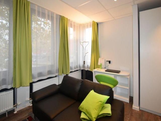 Großzügiges 1 Zimmer Apartment, möbliert und voll ausgestattet, zentral in Niederrad